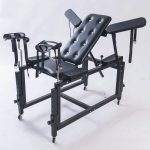 Chaise de soumission BDSM avec menottes intégrées
