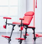 Chaise BDSM rouge pour jeux de domination