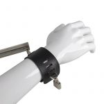 Barre de contrainte en métal avec attaches pour mains et pieds
